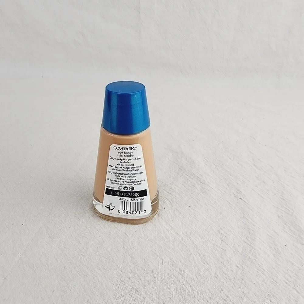 COVERGIRL Clean Matte Liquid Foundation